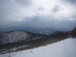 左が三角点ピーク右が日影山