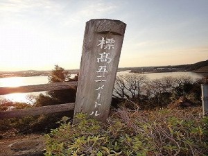 ５２めーとるかたむいとる