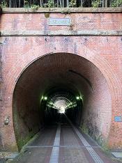 トンネルを抜け